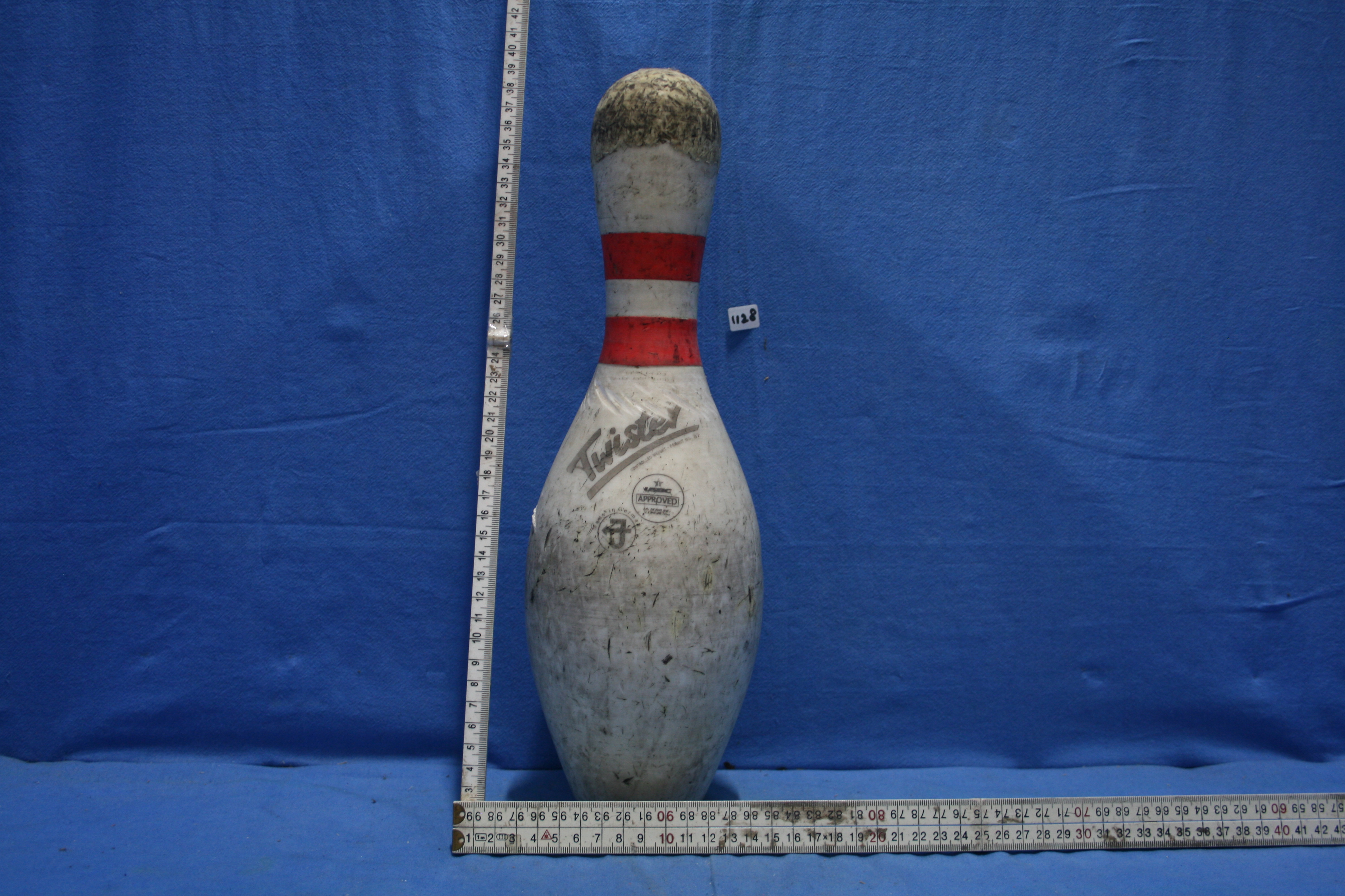 art nr: 1128 vintage bowling kegel van het merk Twister