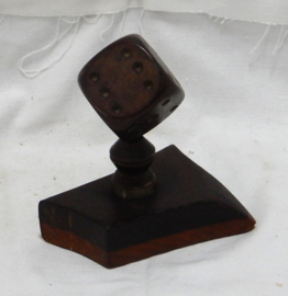 art nr: 988 vintage aluminium dobbelsteen op houten plaatje