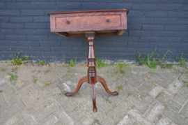 art nr: 925 antiek tafeltje met lade en uitschuifbaar blad