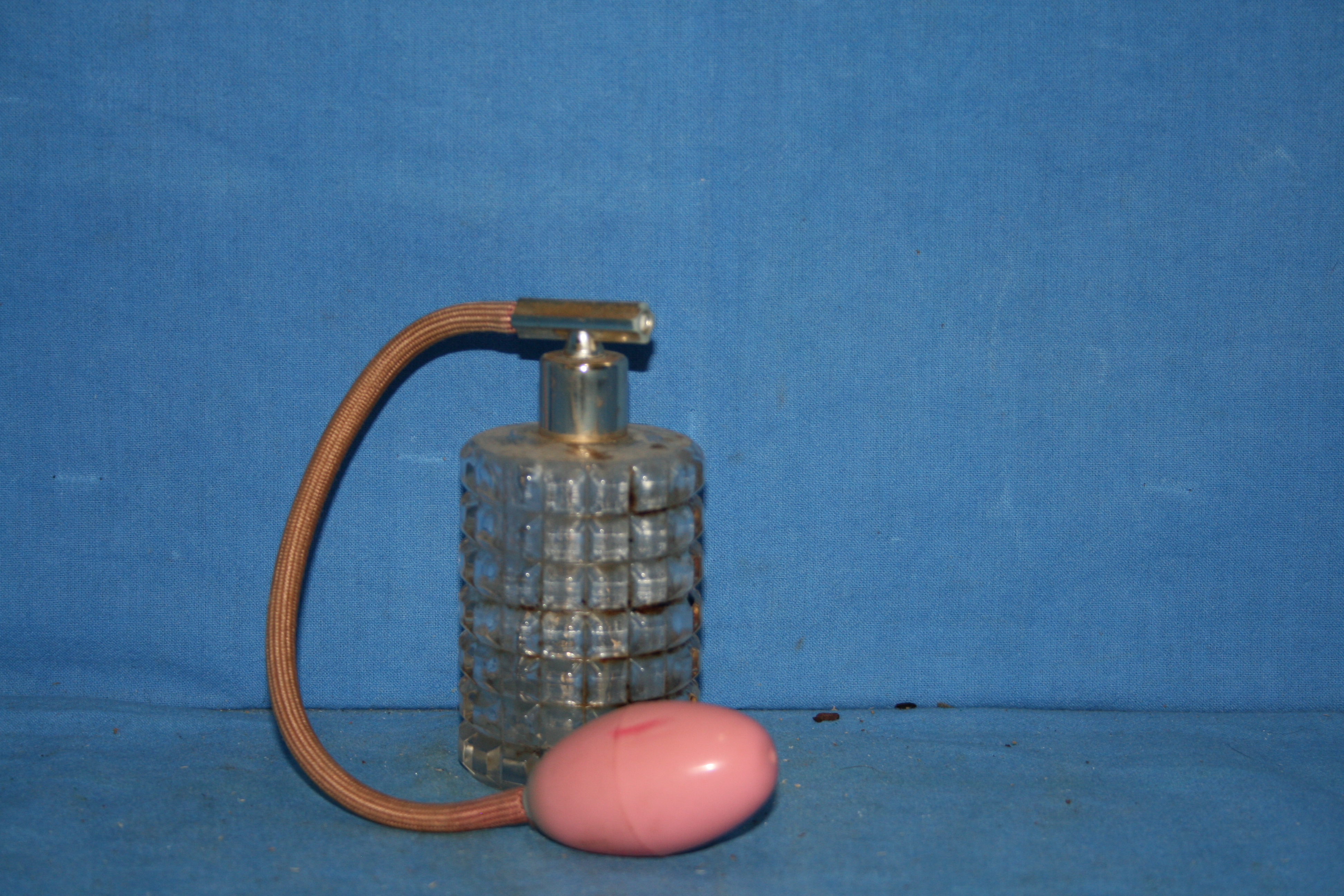 art nr: 1109 vintage lege parfumfles met pompje