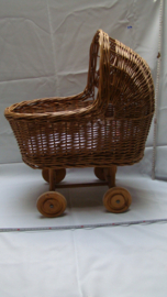 art nr: 384 Vintage Rotan poppenwagen