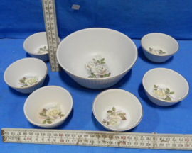 art nr: 574 vintage set Flora schaaltjes uit Gouda