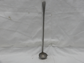 art nr: 940 antieke tinnen saus lepel