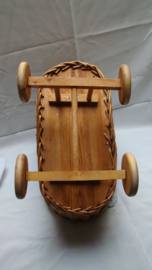 art nr: 384 Vintage Rotan poppenwagen
