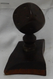 art nr: 988 vintage aluminium dobbelsteen op houten plaatje