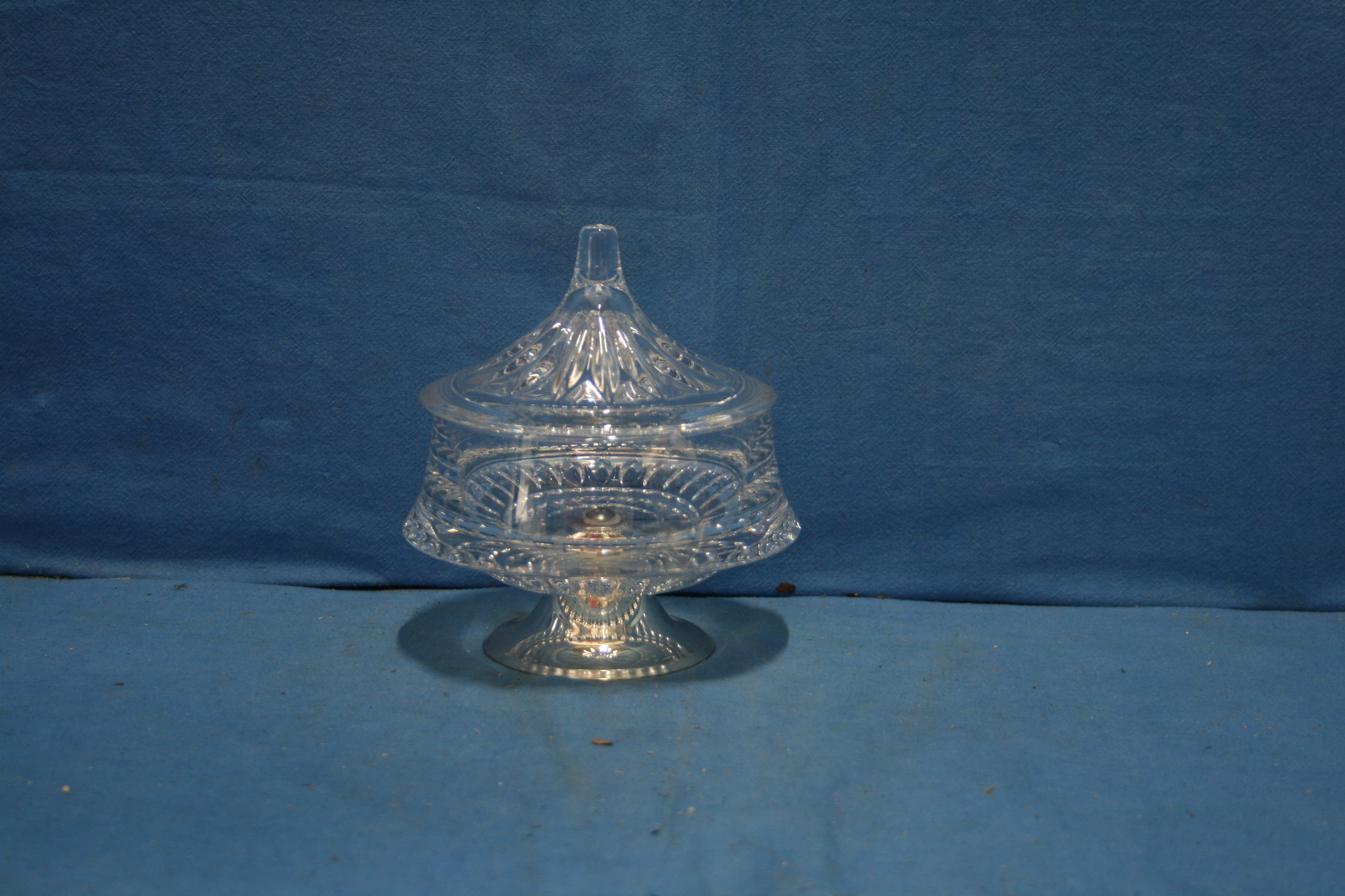 art nr: 1141 vintage kristallen bonbon pot en deksel en verzilverde voet