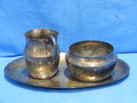 art nr: 419 vintage zilver suiker en melk set op een dienblad