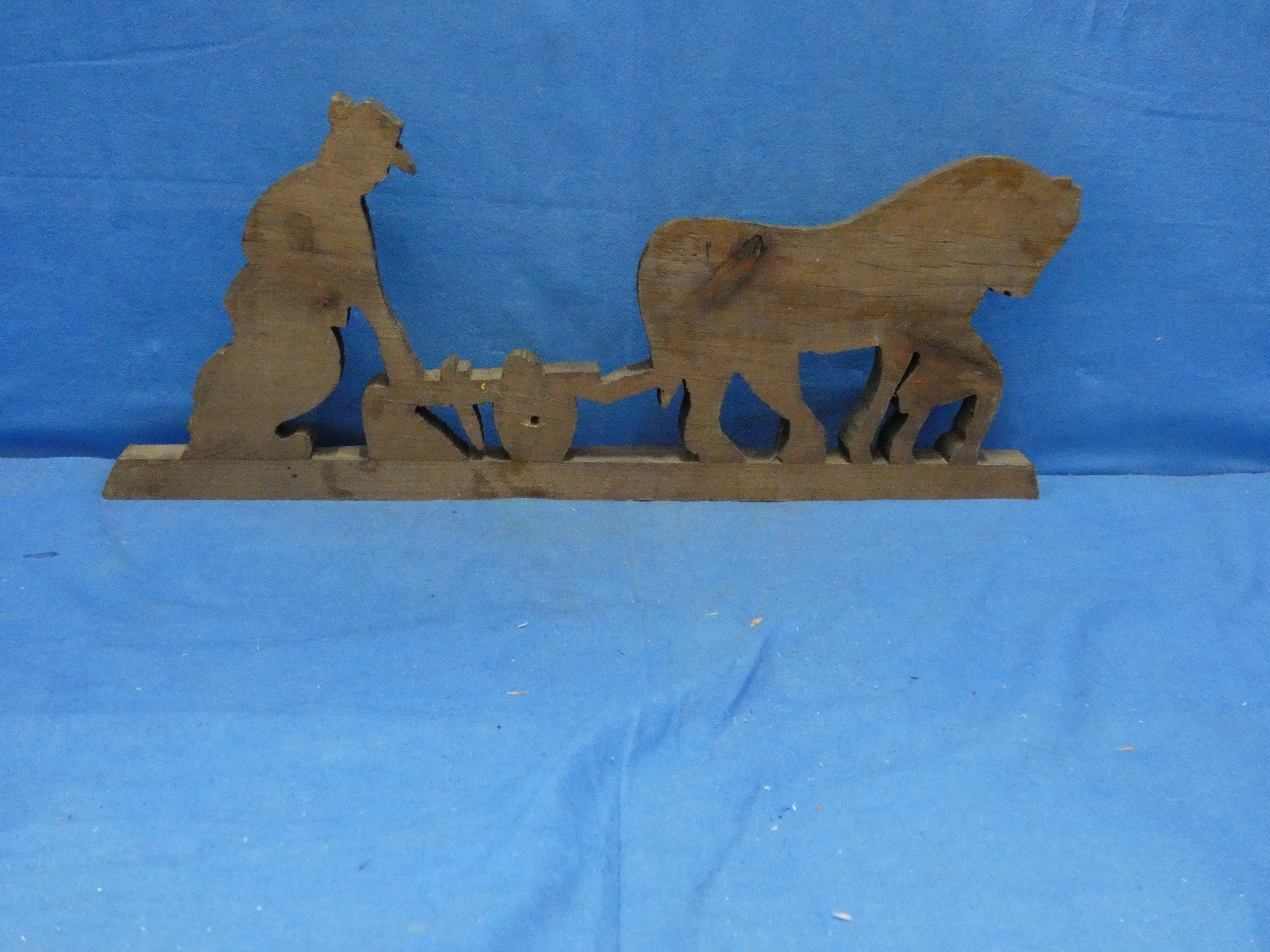 art nr: 1201 vintage houten handsnijwerk, boer aan het ploegen