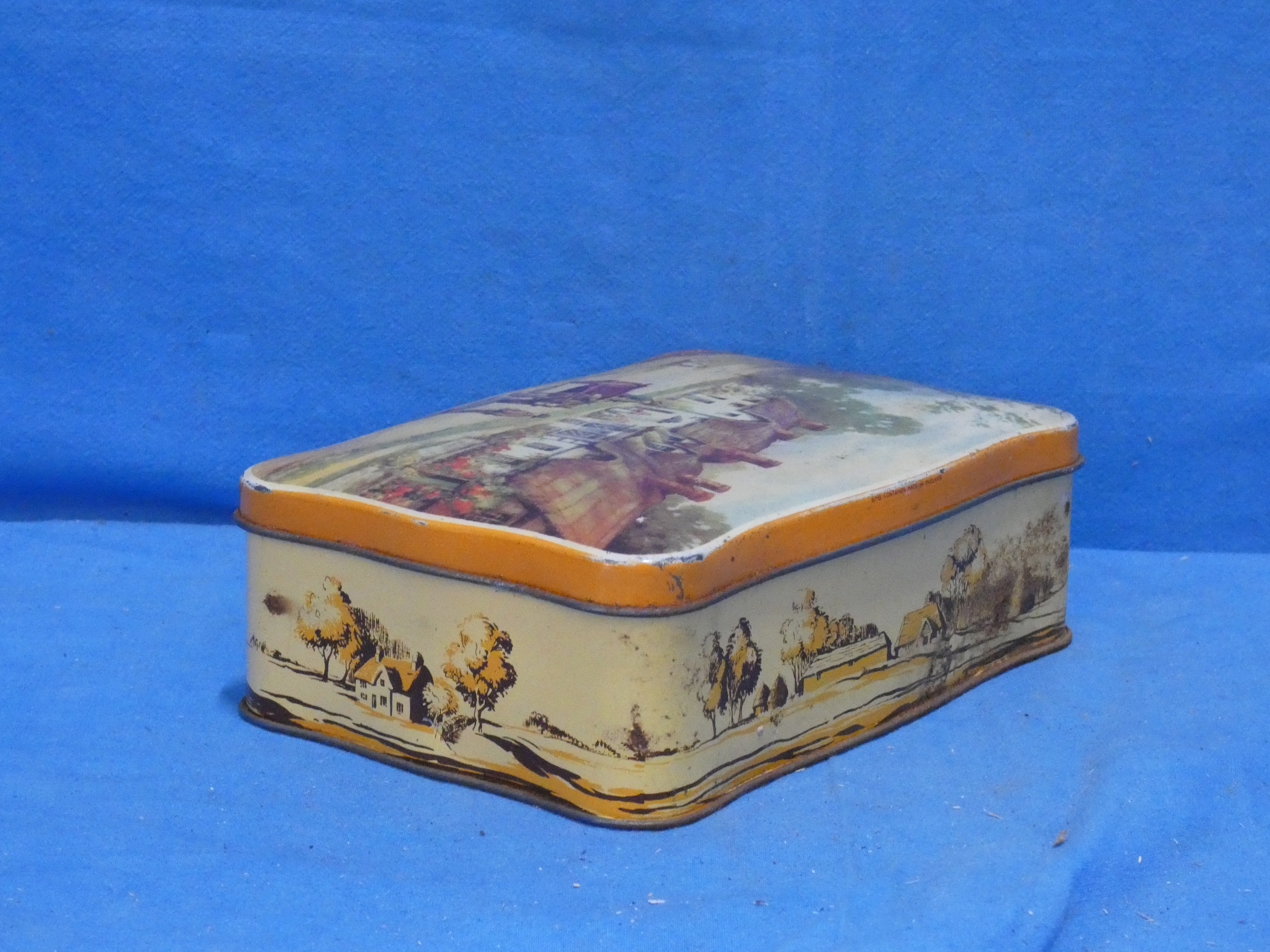 art nr: 1211 antiek koekjesblik met mooie decoratie