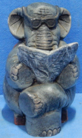 art nr: 672 vintage beeldje van een boeklezende Olifant