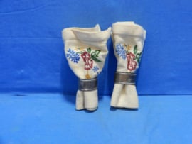 art nr: 1054 vintage geborduurde servetten met verzilverde servetringen