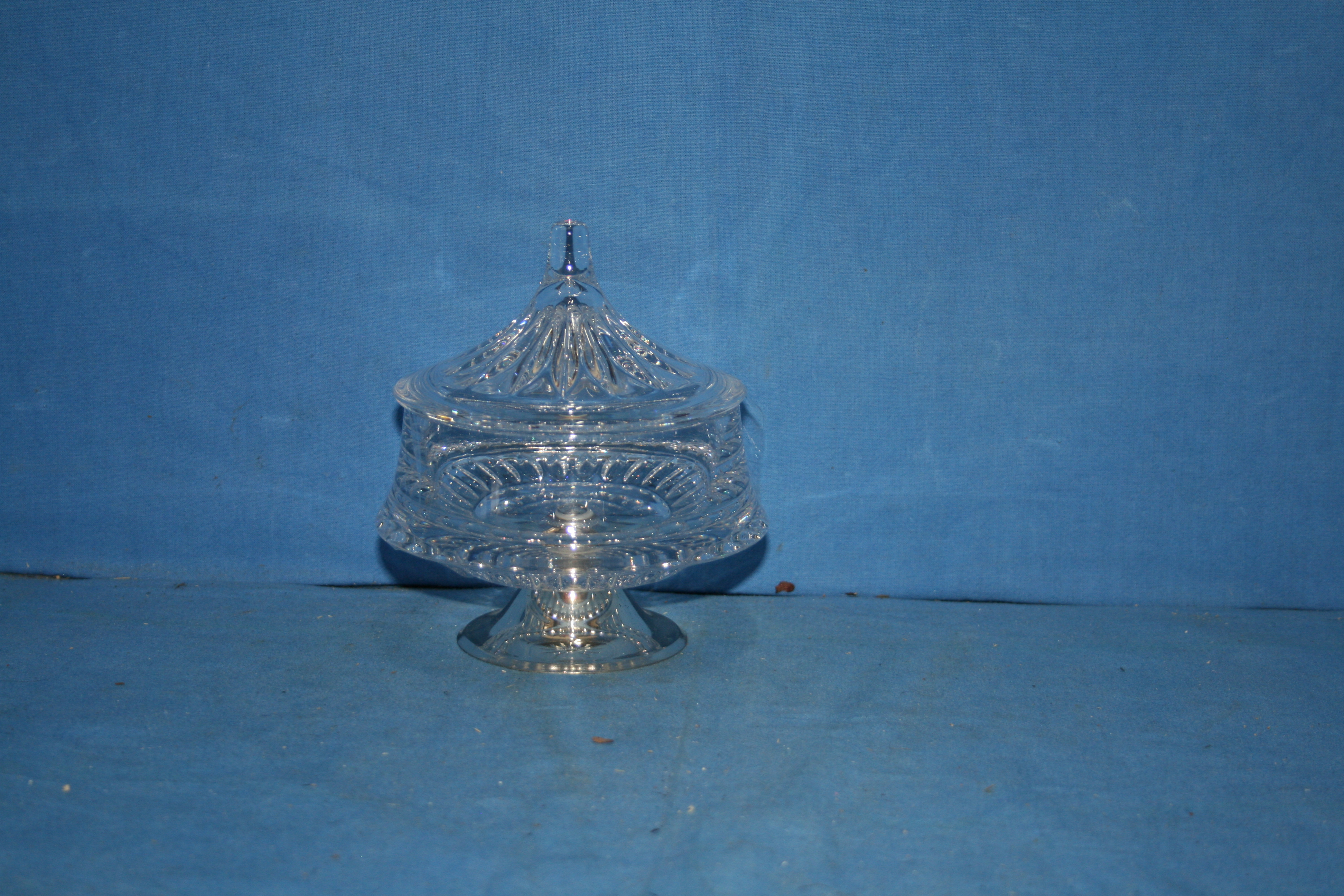 art nr: 1141 vintage kristallen bonbon pot en deksel en verzilverde voet