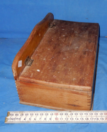 art nr: 778 vintage houten poetsdoos met klep