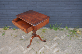 art nr: 925 antiek tafeltje met lade en uitschuifbaar blad