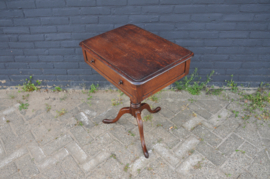 art nr: 925 antiek tafeltje met lade en uitschuifbaar blad