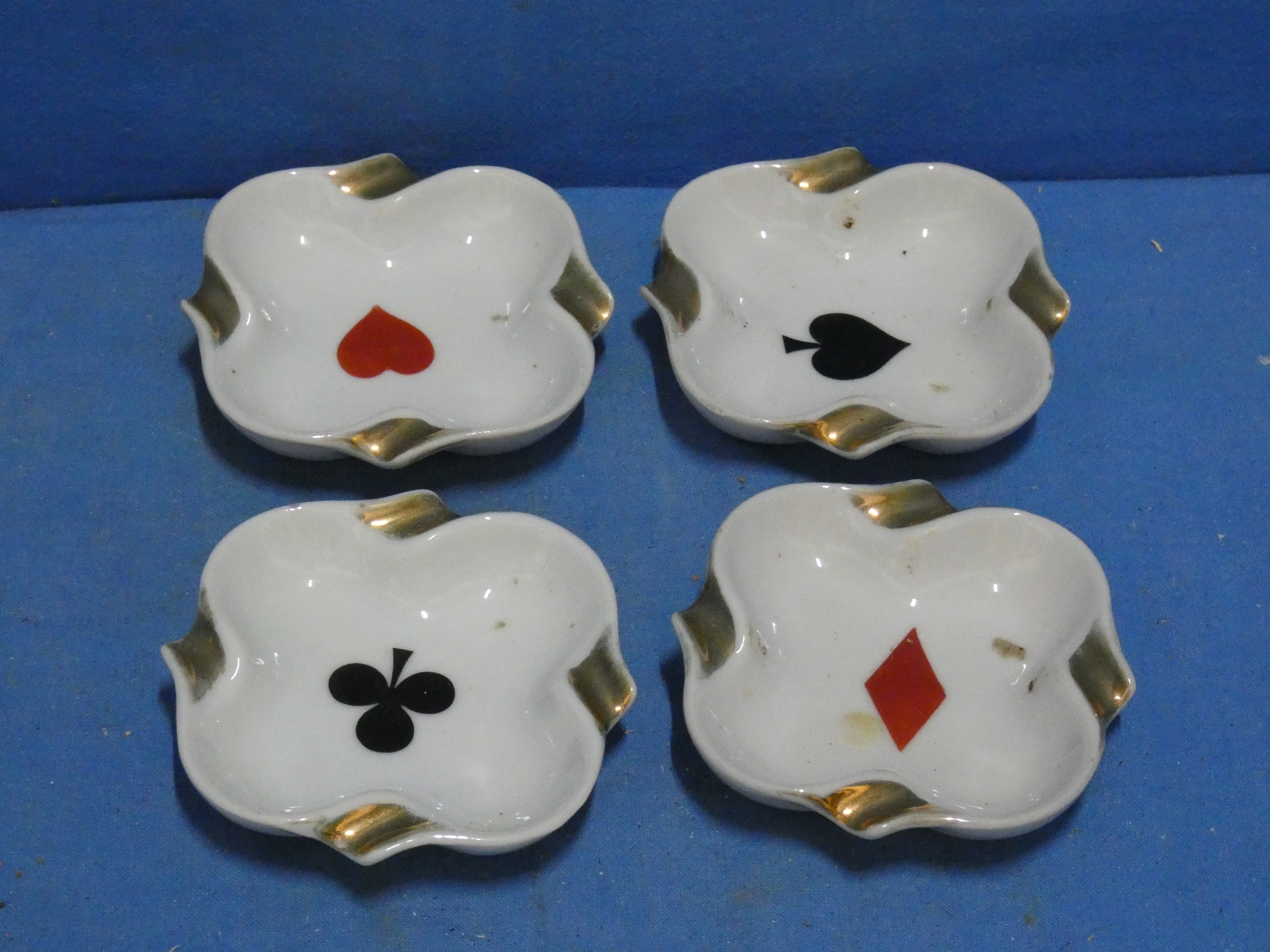 art nr: 1260 vintage 4 keramieken speelkaarten asbakjes