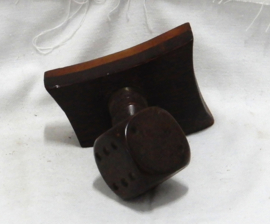 art nr: 988 vintage aluminium dobbelsteen op houten plaatje