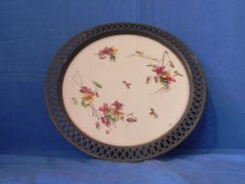 art nr: 467 vintage porseleinen bord omringd met een tinnen rand