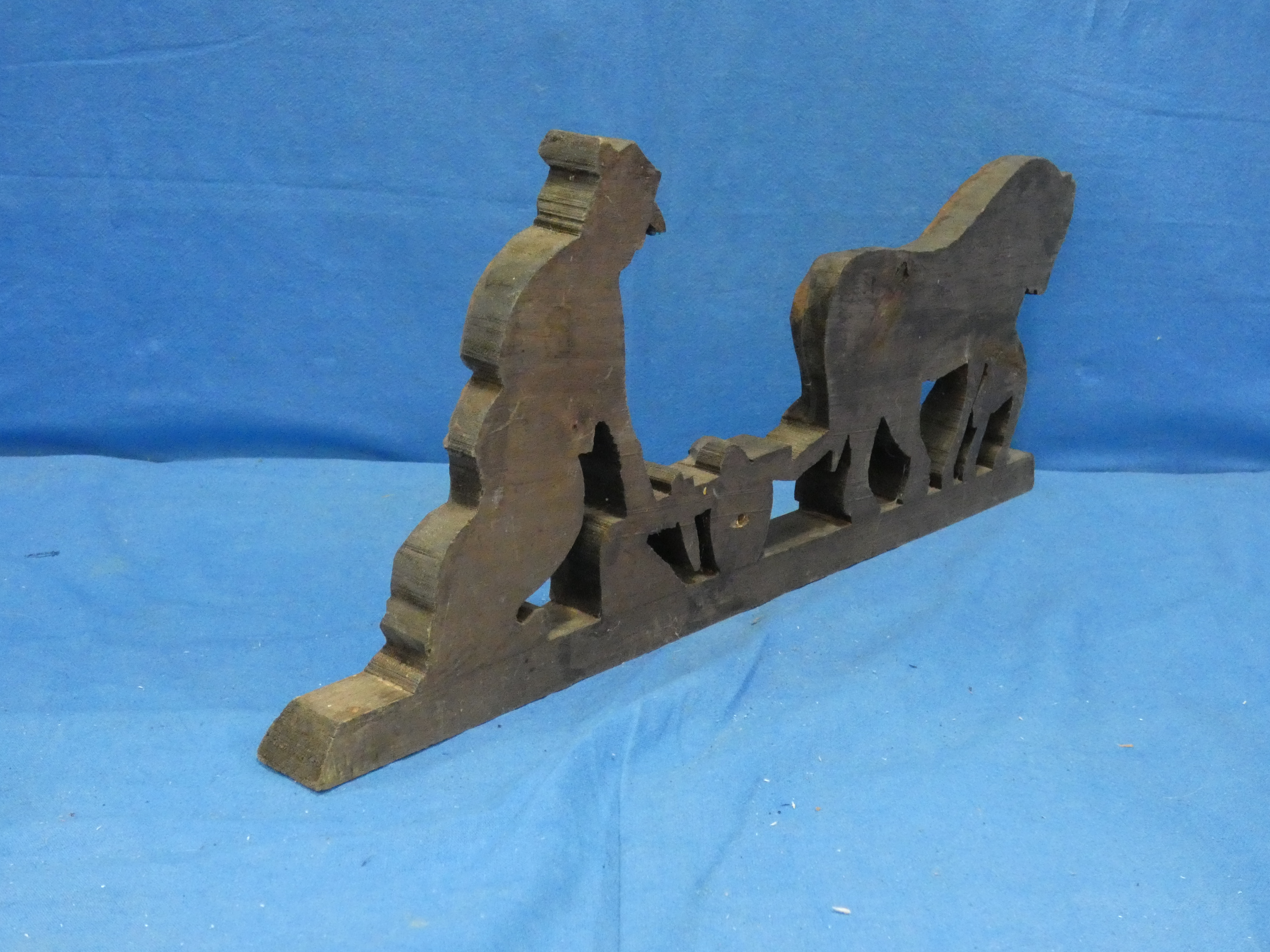 art nr: 1201 vintage houten handsnijwerk, boer aan het ploegen