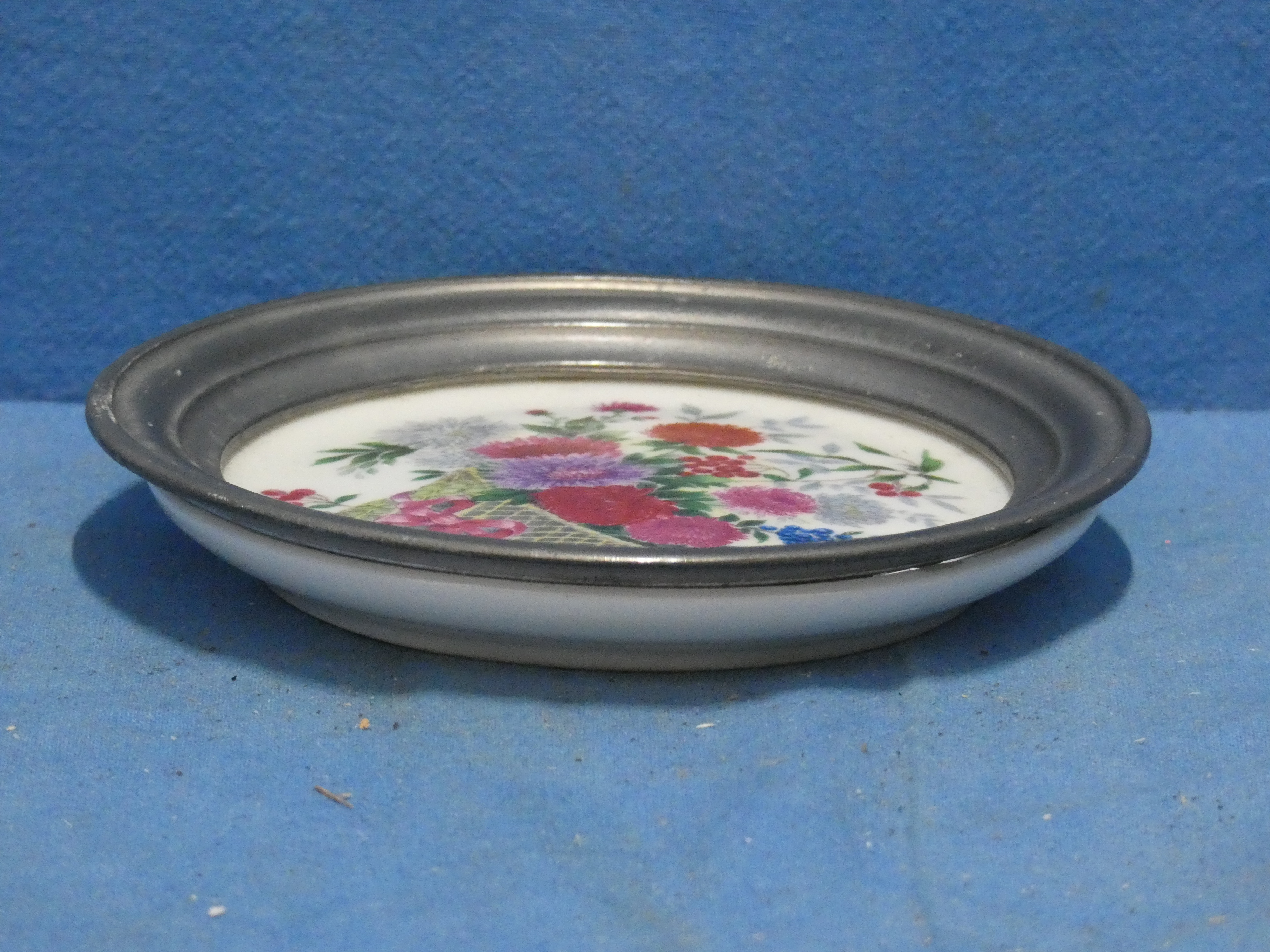art nr: 1228 vintage tinnen/keramiek bordje van Johann Feldmann