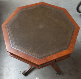 art nr: 201 antieke 8 kantige salontafel met lades