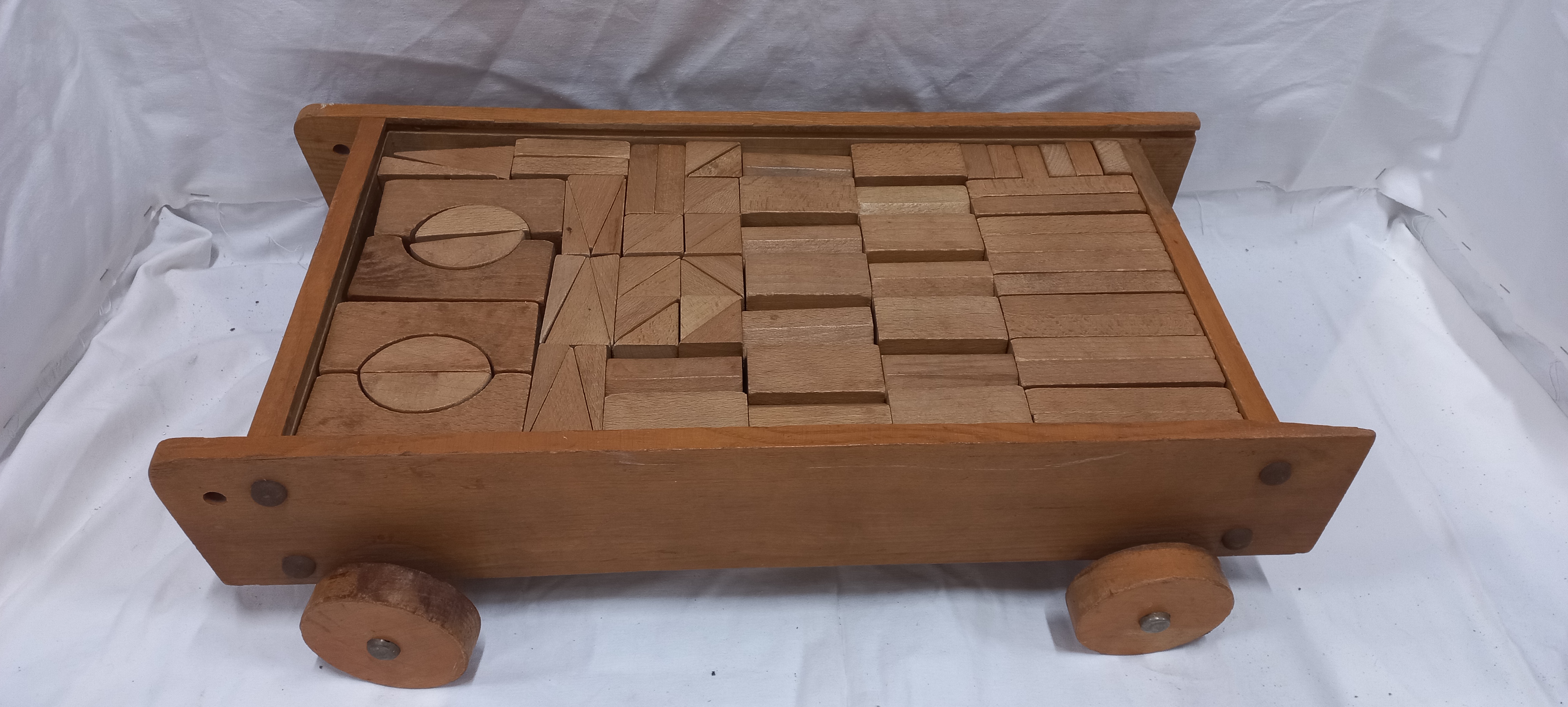 art nr: 1127 vintage bouwblokken houten kar vol