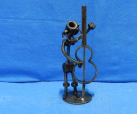 art nr: 563 vintage kunstbeeldje van een bassist