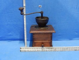 art nr: 1087 vintage houten koffiemolen