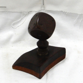 art nr: 988 vintage aluminium dobbelsteen op houten plaatje