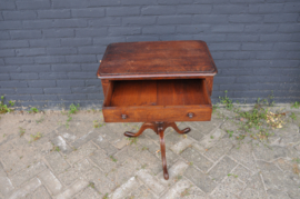 art nr: 925 antiek tafeltje met lade en uitschuifbaar blad