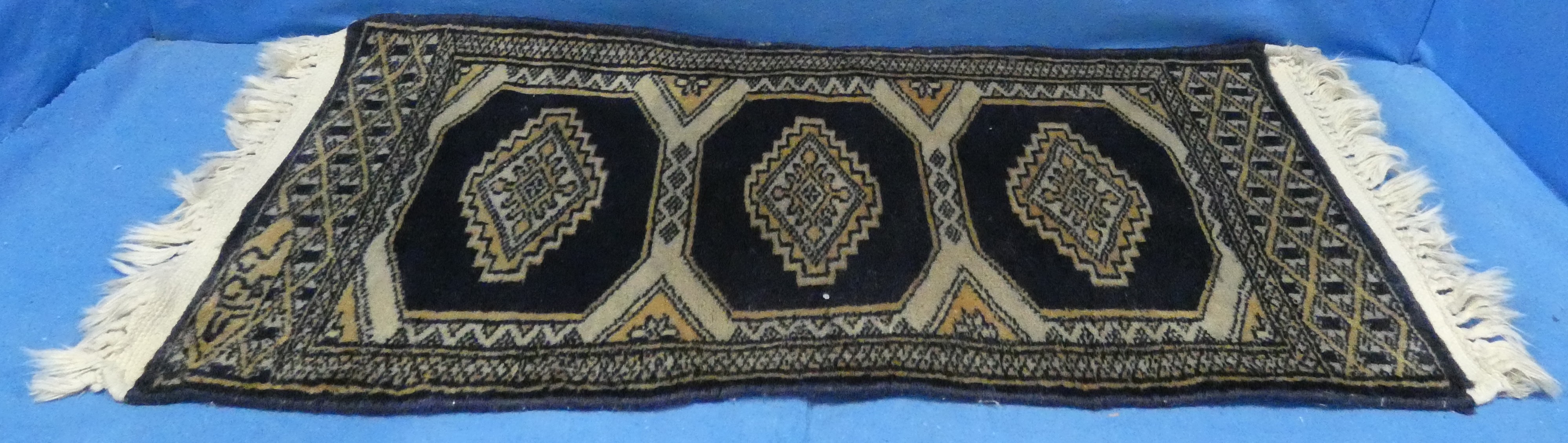 art nr: 1252 vintage klein tafelkleedje donker van kleur
