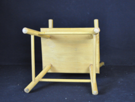 art nr: 1577 vintage zeer stevige poppenstoel