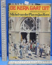 art nr: 554 vintage boek de kerk gaat uit