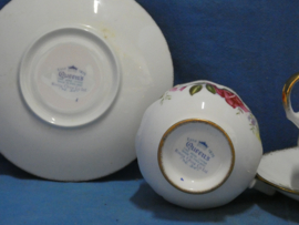 art nr: 1332 vintage 2 porseleinen kop en schotels van Queen 's