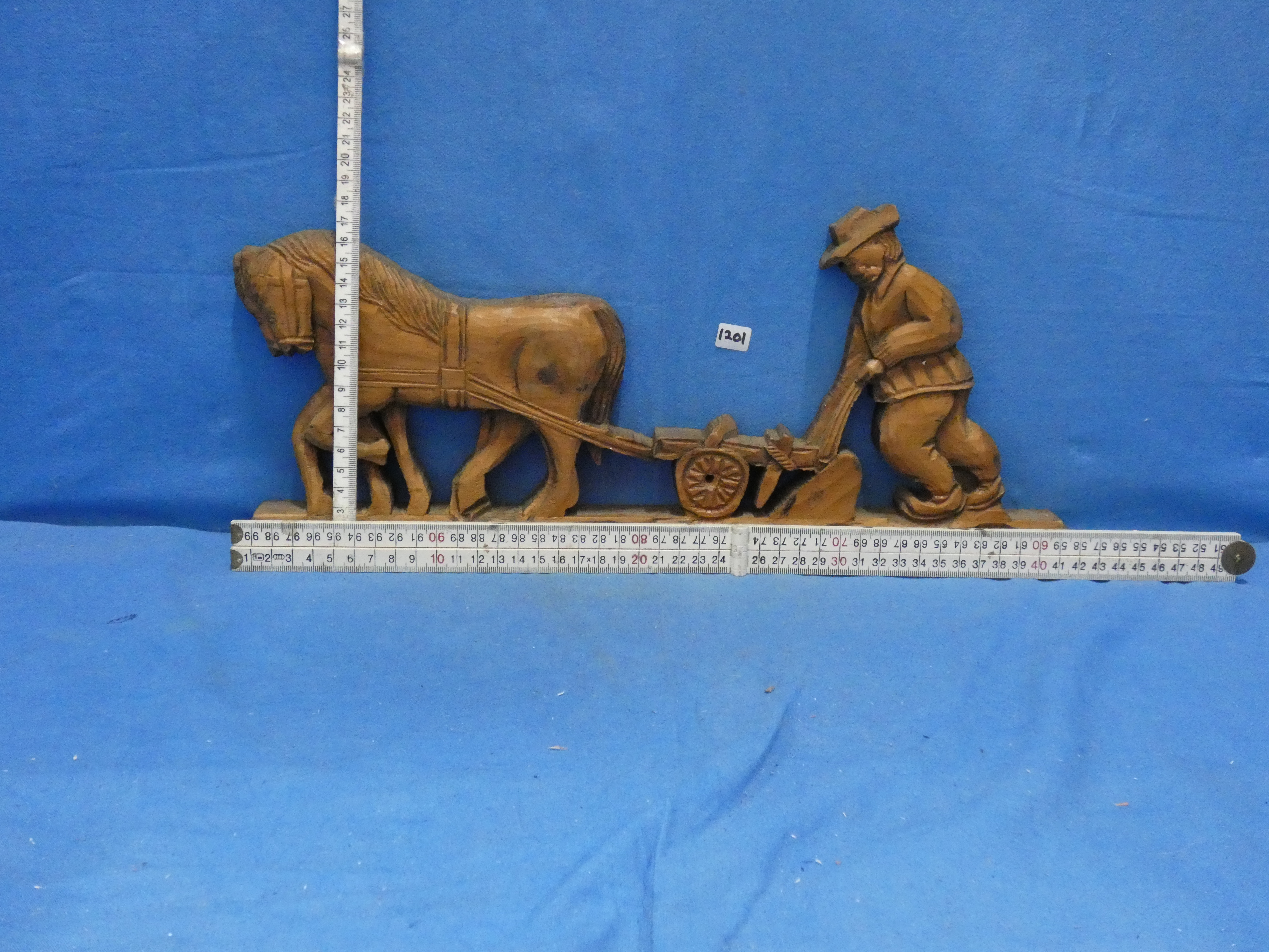 art nr: 1201 vintage houten handsnijwerk, boer aan het ploegen