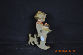 art nr: 1586 vintage bakelieten beeldje meisje met hond
