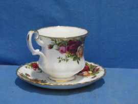 art nr: 1324 vintage porseleinen kop en schotel van Royal Albert