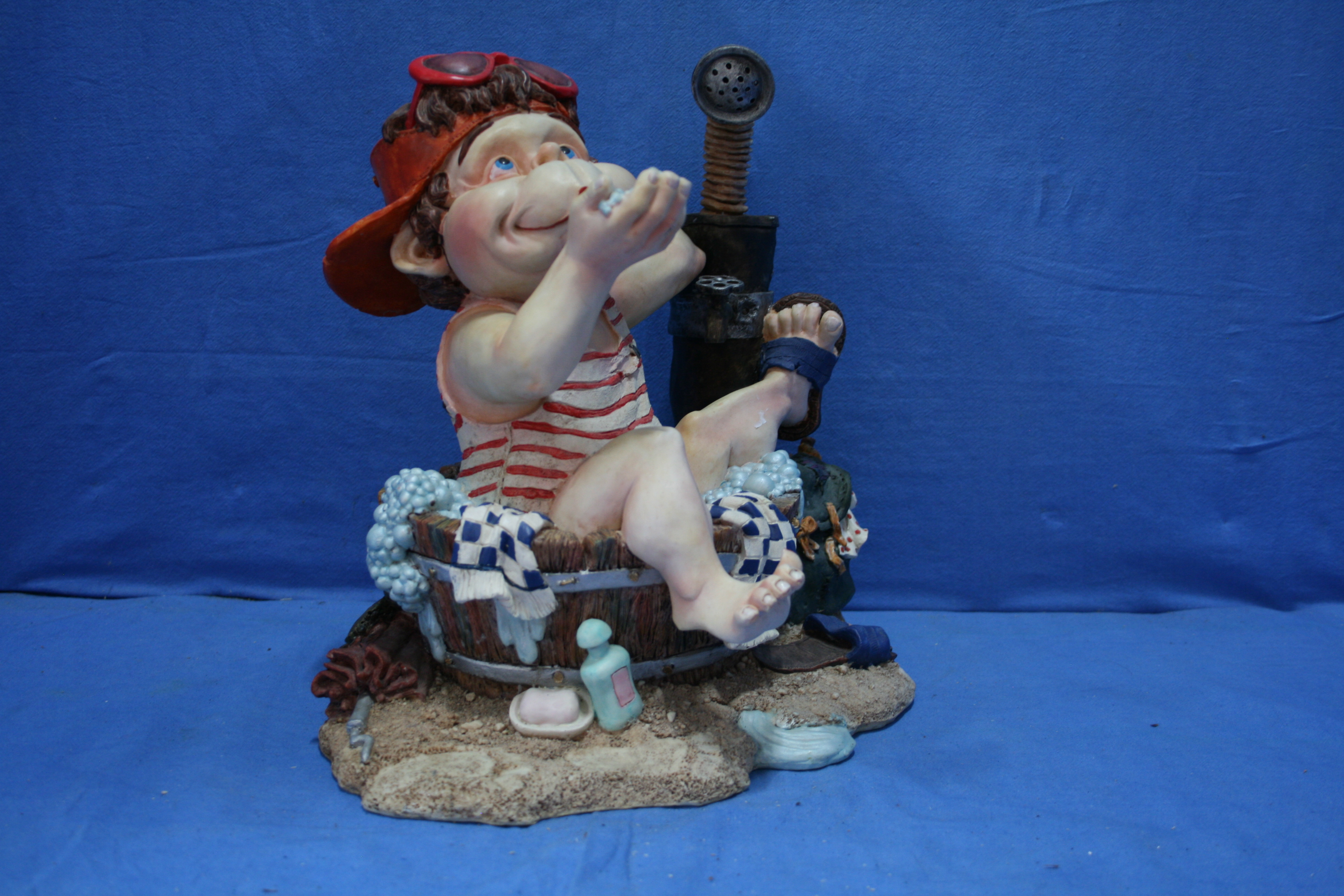 art nr: 1145 vintage Efteling Laaf neemt een bad