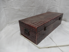 art nr: 1025 vintage kist bekleed met slangenleder