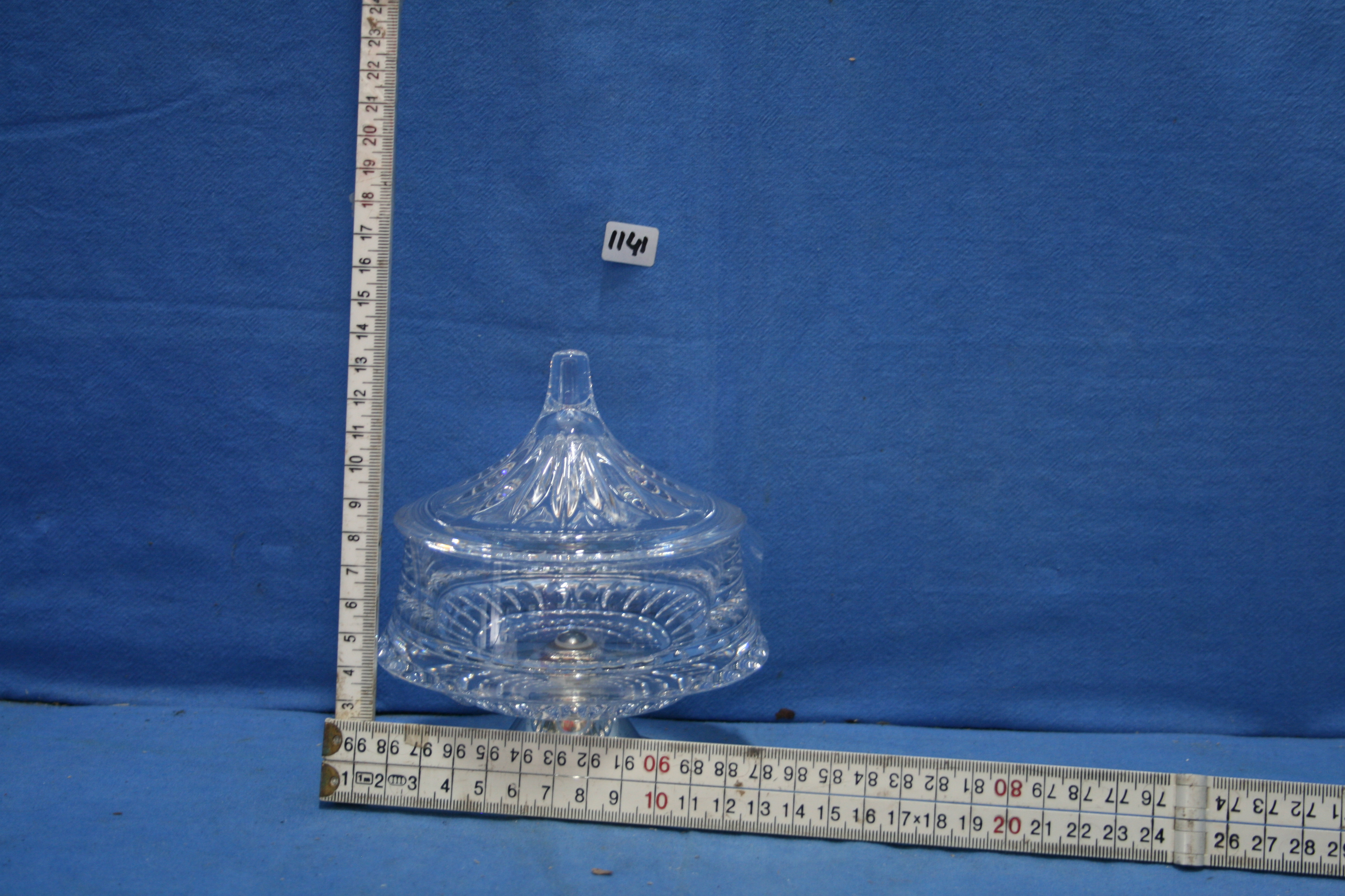art nr: 1141 vintage kristallen bonbon pot en deksel en verzilverde voet
