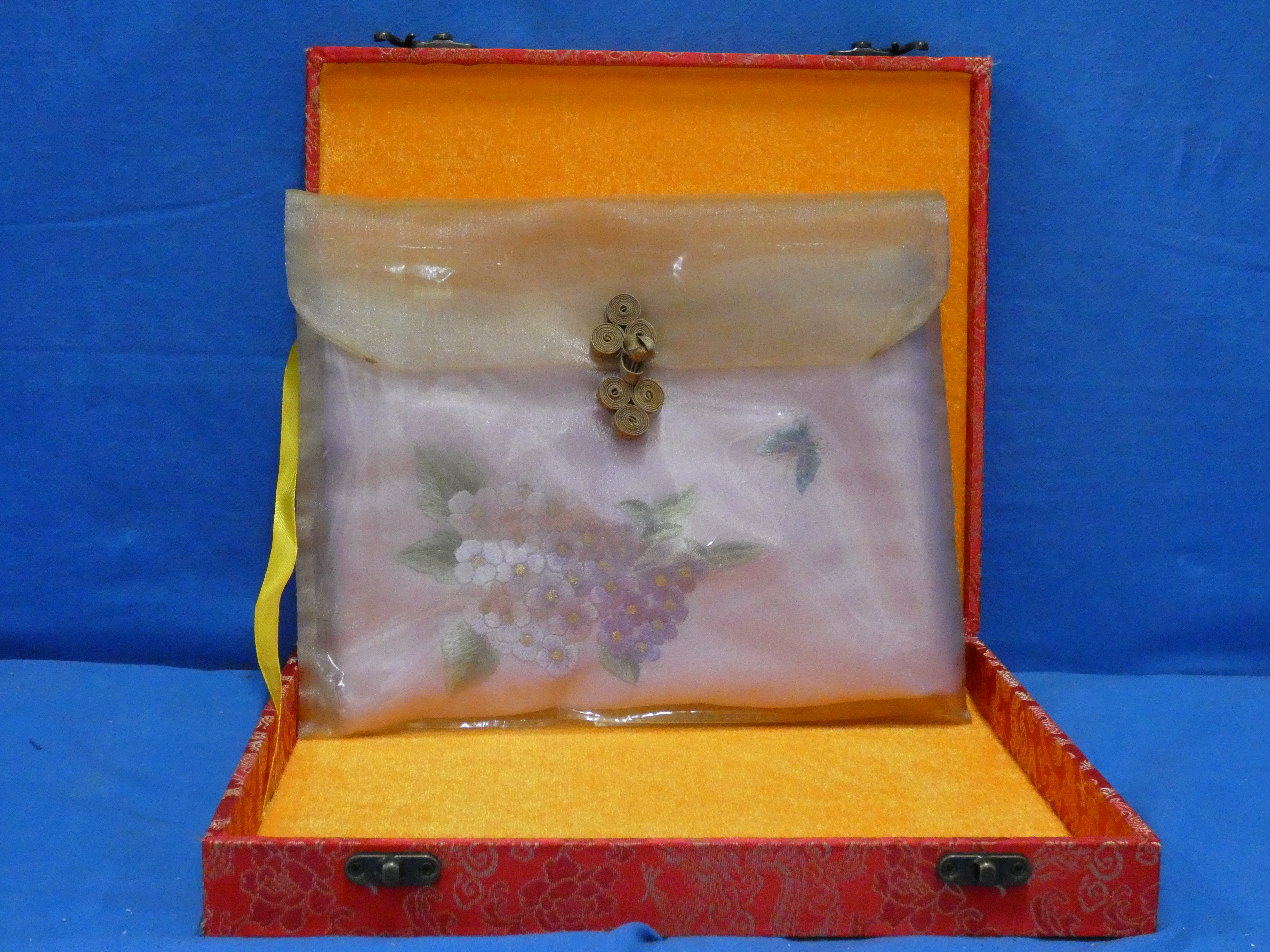 art nr: 1188 vintage opberg box met een geborduurd kleedje