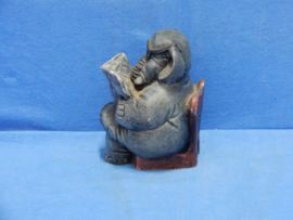 art nr: 672 vintage beeldje van een boeklezende Olifant