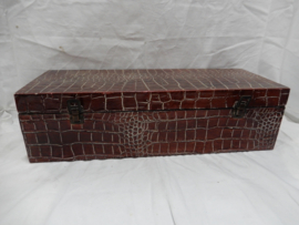 art nr: 1025 vintage kist bekleed met slangenleder