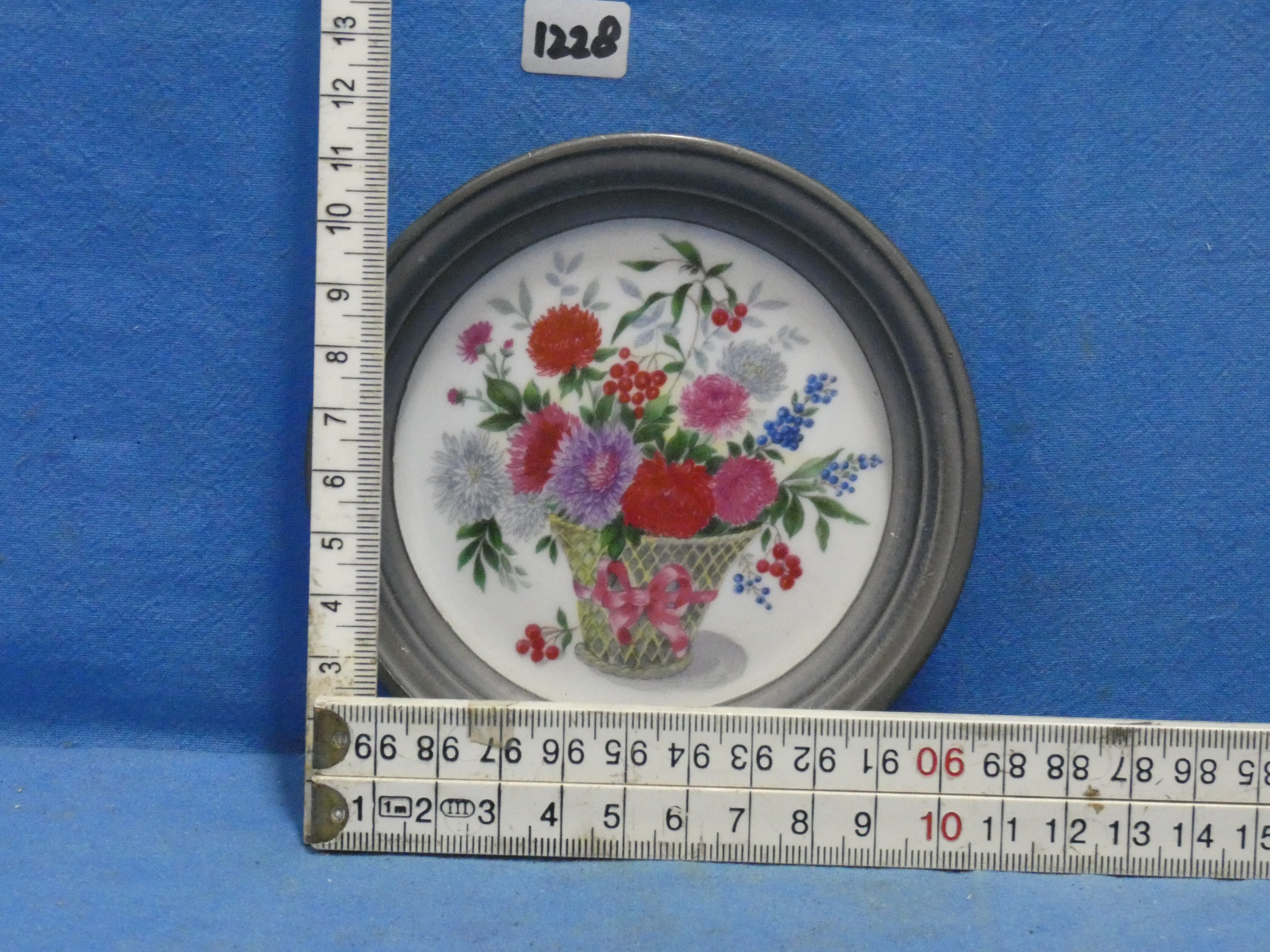 art nr: 1228 vintage tinnen/keramiek bordje van Johann Feldmann