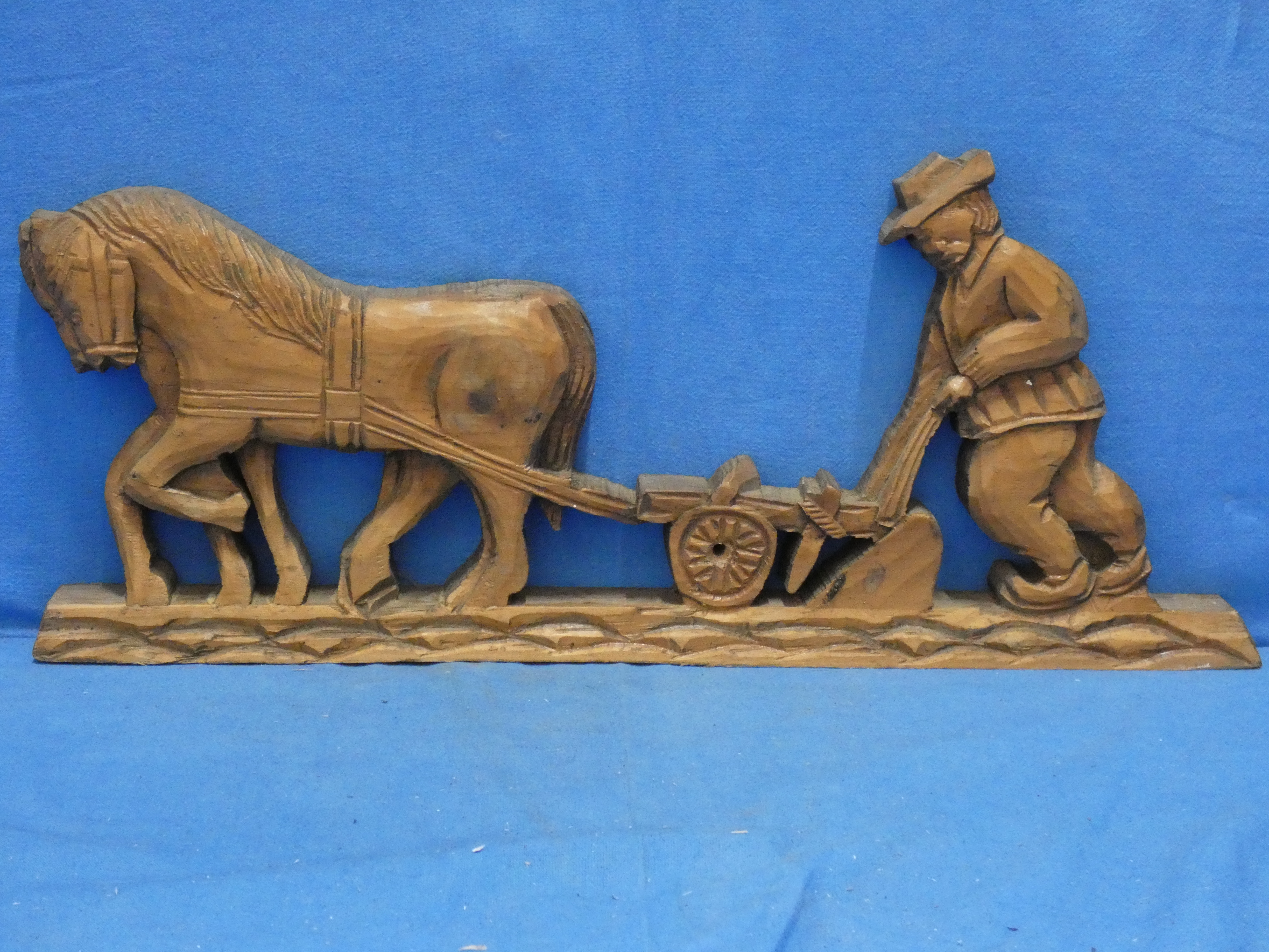 art nr: 1201 vintage houten handsnijwerk, boer aan het ploegen