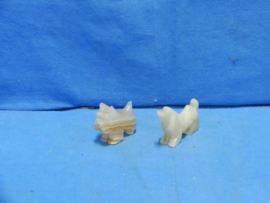art nr: 819 vintage marmeren hondjes beeldjes