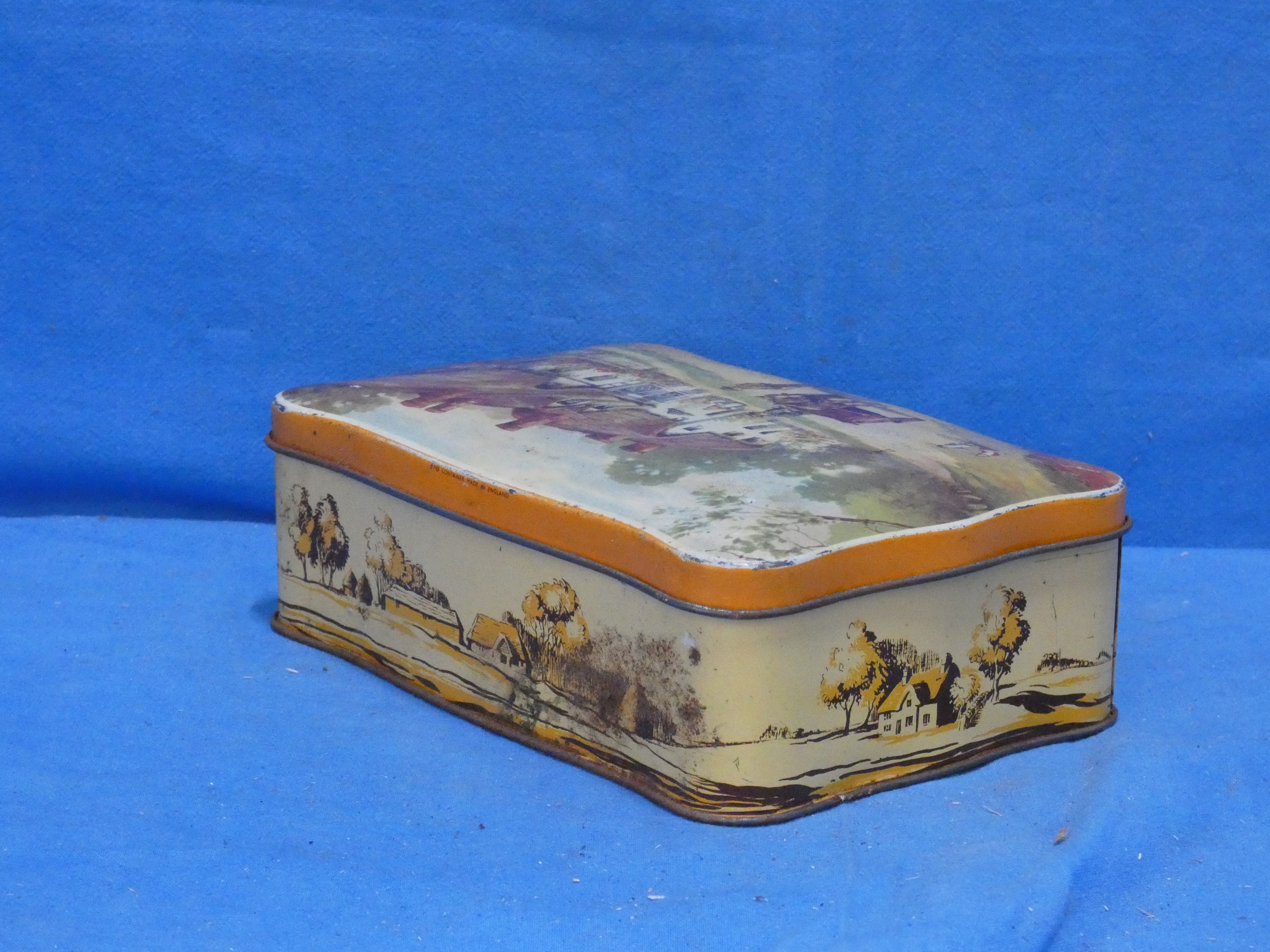 art nr: 1211 antiek koekjesblik met mooie decoratie