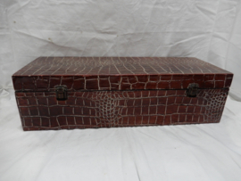 art nr: 1025 vintage kist bekleed met slangenleder