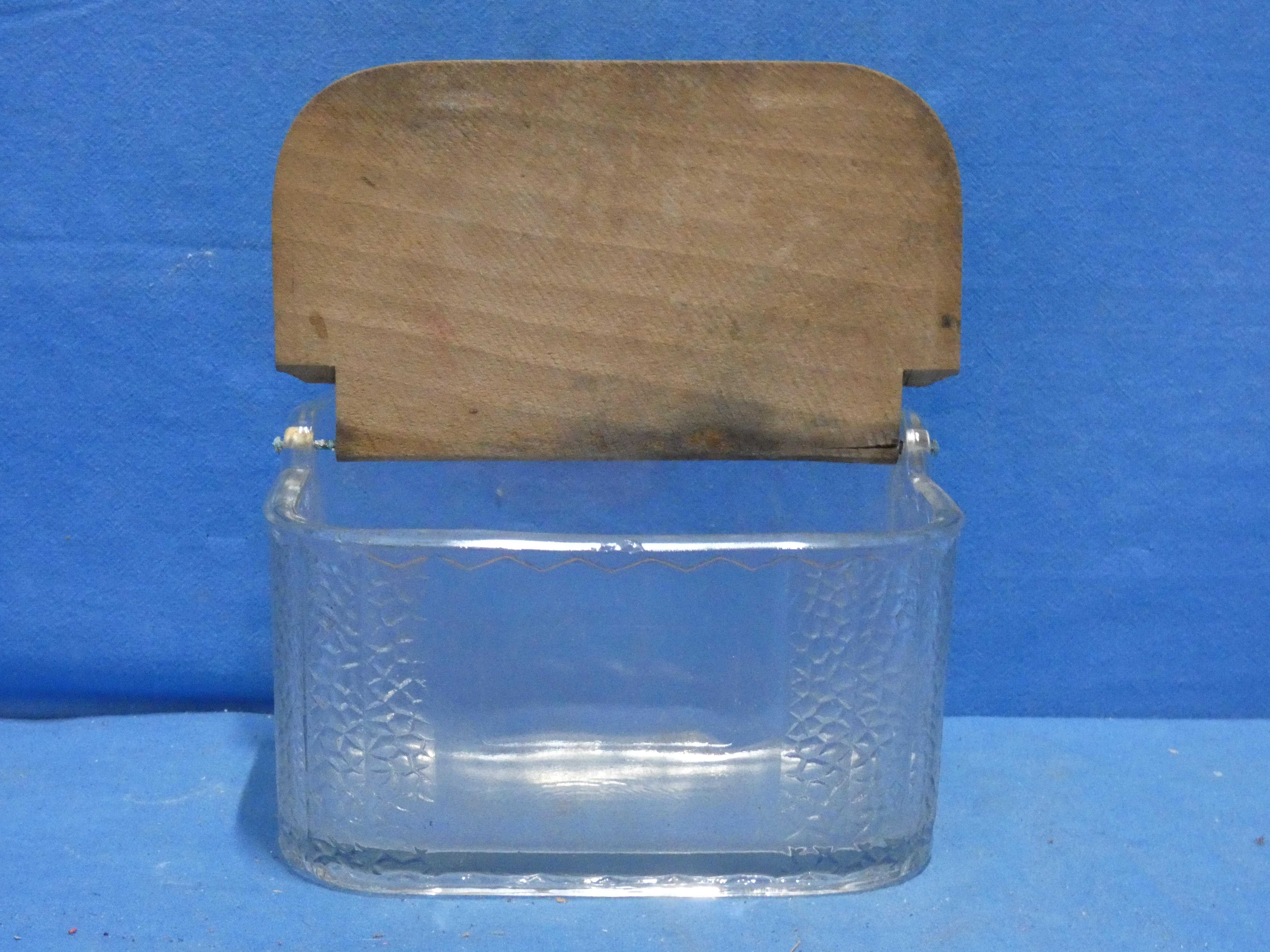 art nr: 1274 vintage glazen zoutpot met houten deksel