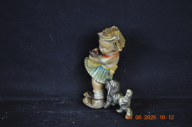 art nr: 1586 vintage bakelieten beeldje meisje met hond
